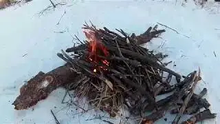 Лайфхак по розжигу костра зимой в -15 с 1 спички без бумаги и бензина