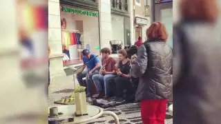 İrem Derici Sokakta Şarkı Söyledi