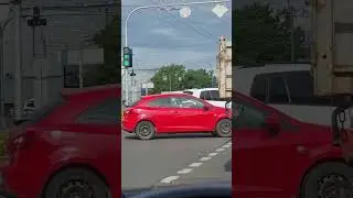 Перекрыла движение и красит морду лица)