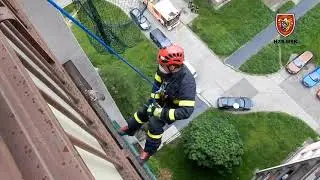 Hasičští lezci HZS MSK zachraňovali poštolku v Ostravě, 5.6.2020