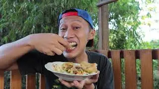Makan Pecel Ayam kare di Warung Pakdhe Banggel bawah pohon bambu