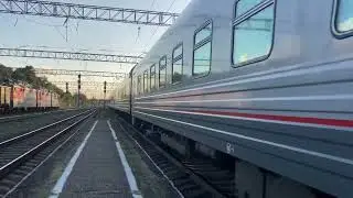 Нервы машинисту. ЭП20-045 с поездом  007С Санкт-Петербург - Севастополь мчит по станции