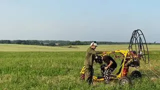 Маша первый раз летает на паралёте в Смоленске.