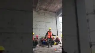 عامل بناء يرقص بريك دانس أثناء استراحته رائع جدا