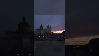 Atardecer frente a la catedral de la Almudena