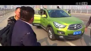 农村小伙没坐过顺风车，这样的架势把他吓坏了，太搞笑了