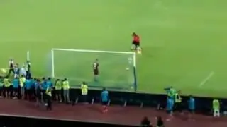 Hamsik gioca con i figli sotto la curva B