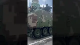 View paling rapat dengan kereta kebal di perbarisan Merdeka 2022.