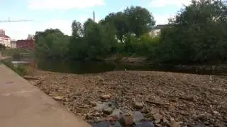 Слив реки Исеть у Малышевского моста. Плотину перекрыли, река обмелела.