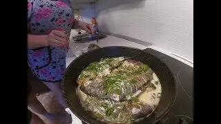 Готовим карася под сметаной
