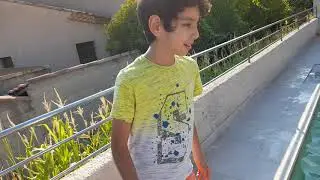 Samy saute habillée dans la piscine