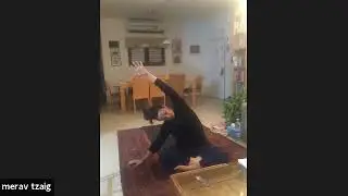 שיעור יוגה למתחילים, שיעור זורם קליל ידידותי שמאפשר תרגול אסאנות וויניאסות בסיסיות בשילוב נשימה.