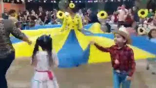Dança da saia, menina bonita do lado de fora!