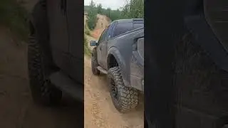 Ford raptor на трассе для мотоциклов