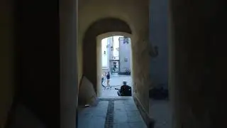 Уличный певец в Варшаве