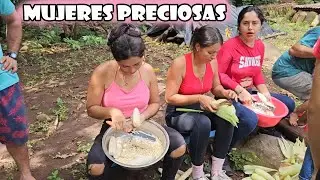 Solo mujeres hermosas trabajando en la preparación de los tamalitos de elotes.