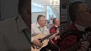Ещё как под Руслана поют!!!