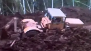 Застрял груженый КрАЗ! Kirovets K-703 tries to pull out a loaded Kraz. Кировец К-703  и  Краз .