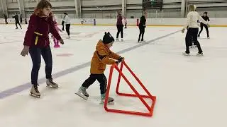Как научить ребенка кататься на коньках. Первое катание на льду.
