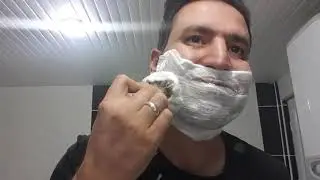 Çelik ustura ile tıraş olmak