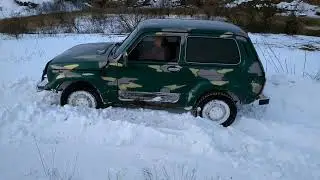 ЛуАЗ против Нивы на снегу ЛуАЗу нету равных Пробивает сугробы на тракторной резине