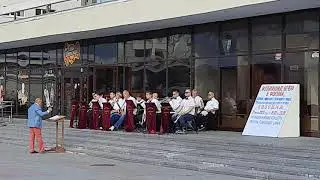 Оркестр Гомельского ЦИРКА играют для горожан.