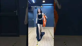 What should you do if your dress slips while walking? Cách xử lý váy dài khi trình diễn