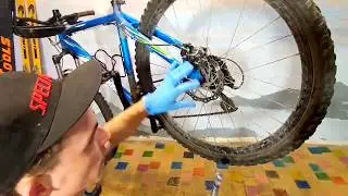 How VeloService performs diagnostics. We check settings, figure-eights, squeaks, and clicks on yo...