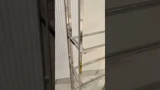 Стеллаж из зеркальной нержавейки со стеклянными полками
