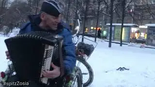 Музыкант Владимир Плотников у метро Горьковская 