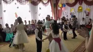 танец выпускников с малышами. 
