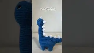 Связанный крючком динозавр. Crocheted dinosaur.