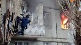 Девушка застряла в горящей квартире