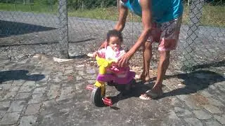CRIANÇA DE 6 MESES ANDA DE VELOCIPEDE