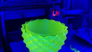 Timelapse of UV-Reactive Fillamentum Neon Yellow Transparent CPE HG100, Pineapple by @DasMia