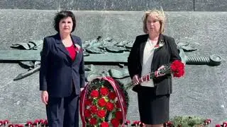 Поклонимся великим тем годам