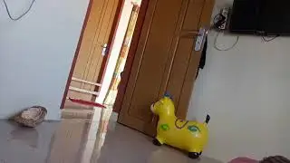 Kelucuan anak kecil saat bermain sendiri
