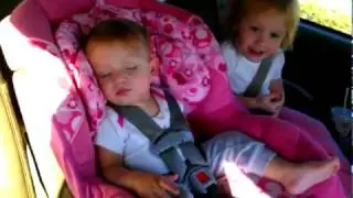 Малыш просыпается под Gangnam Style