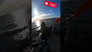 Попал в шторм на каяке.