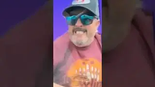 Мемас. Мужик стучит в окно машины