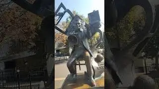 Памятник кинорежиссеру Евгению Карелову  и  "Нахаленок"г. Подольск.