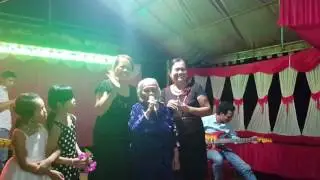 Bà cụ hát đám cháu