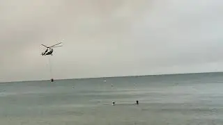20210729 вертолёт набирает воду для тушения пожара на курорте Сиде (Анталия)
