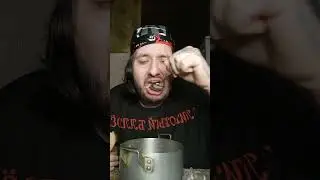 мама котлеты жарит на газу