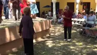 Bailando en el Parque de Santa Lucía (2)