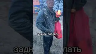 Пристал к прохожим.