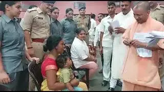 गोरखपुर में सीएम योगी ने जनता दर्शन में लोगों की सुनी फरियाद