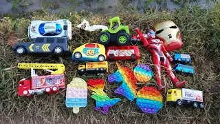 Mencari Mainan Pop it di sawah, mobil polisi, truk box, mobil pemadam 