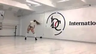 Софа танцует twerk