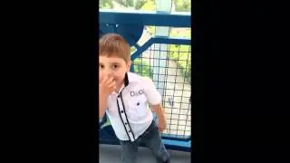 Малыш исполняет "Ты кто такой? Давай до свидания"